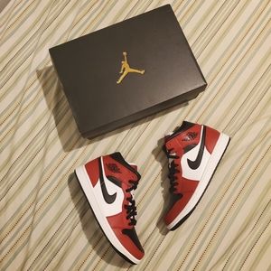 Jordan 1 Mid Chicago Black Toe